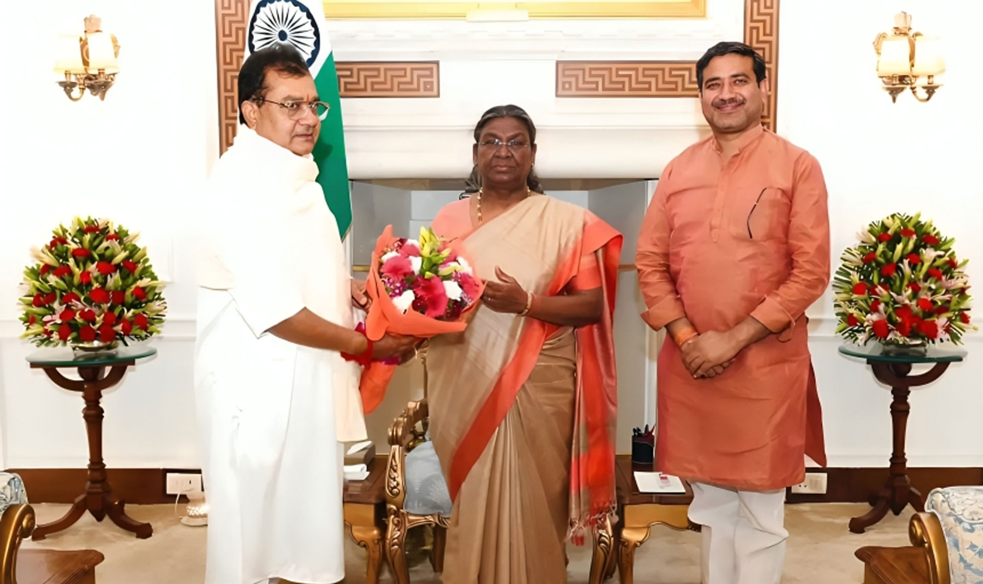 Dr. Ashish Gautam Ji (Bhaiya Ji) meeting Rashtrapati Droupadi Murmu