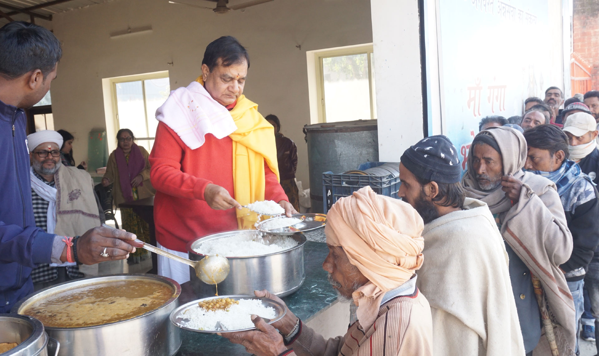 Anna sewa serving at Maa Ganga Bhojnalaya